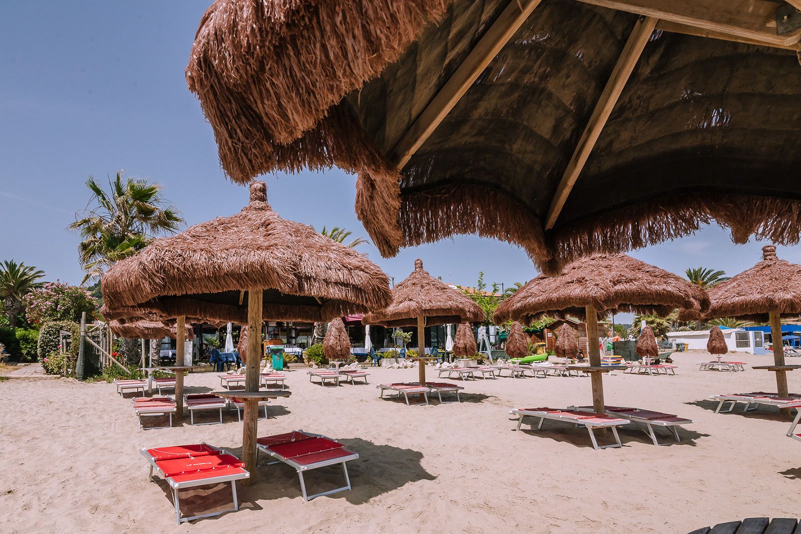 Ombrelloni di paglia sulla spiaggia di Grottammare davanti a Lo Scoglio