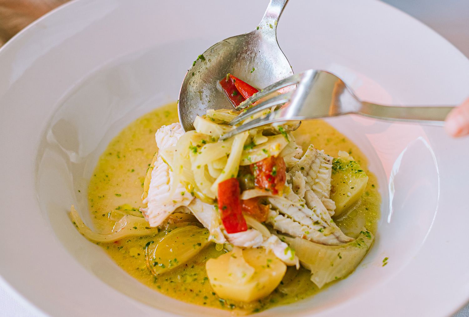 Un piatto di pesce in brodo de Lo Scoglio