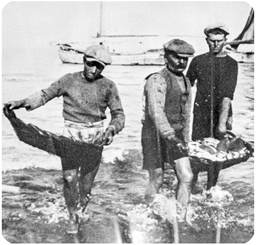 Pescatori di un tempo con la rete, foto d’epoca